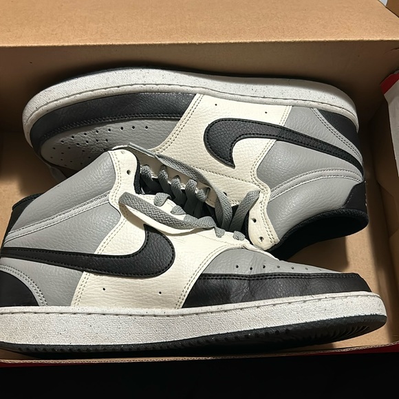 i am selling nike shoes i would love for someone to take them off of me. - Picture 1 of 3